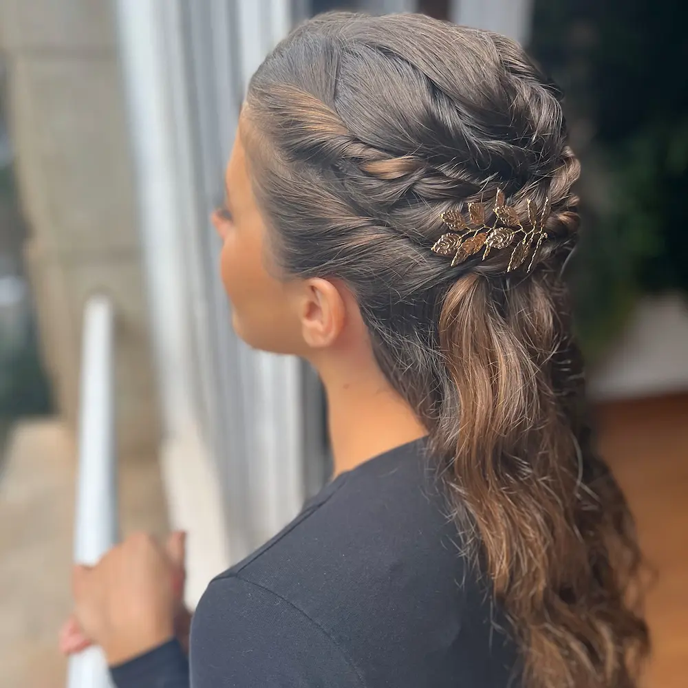 Peinado de novia semi recogido con aplique de flores, ideal para bodas y eventos especiales.